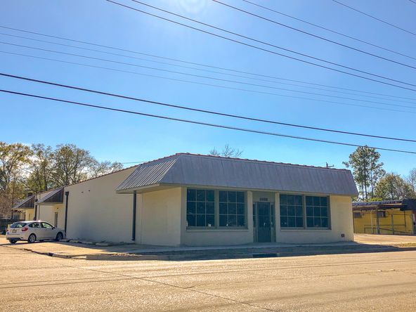 Unique Corner Building on Government Street in Mid City: 2882 Government St, Baton Rouge, LA 70806